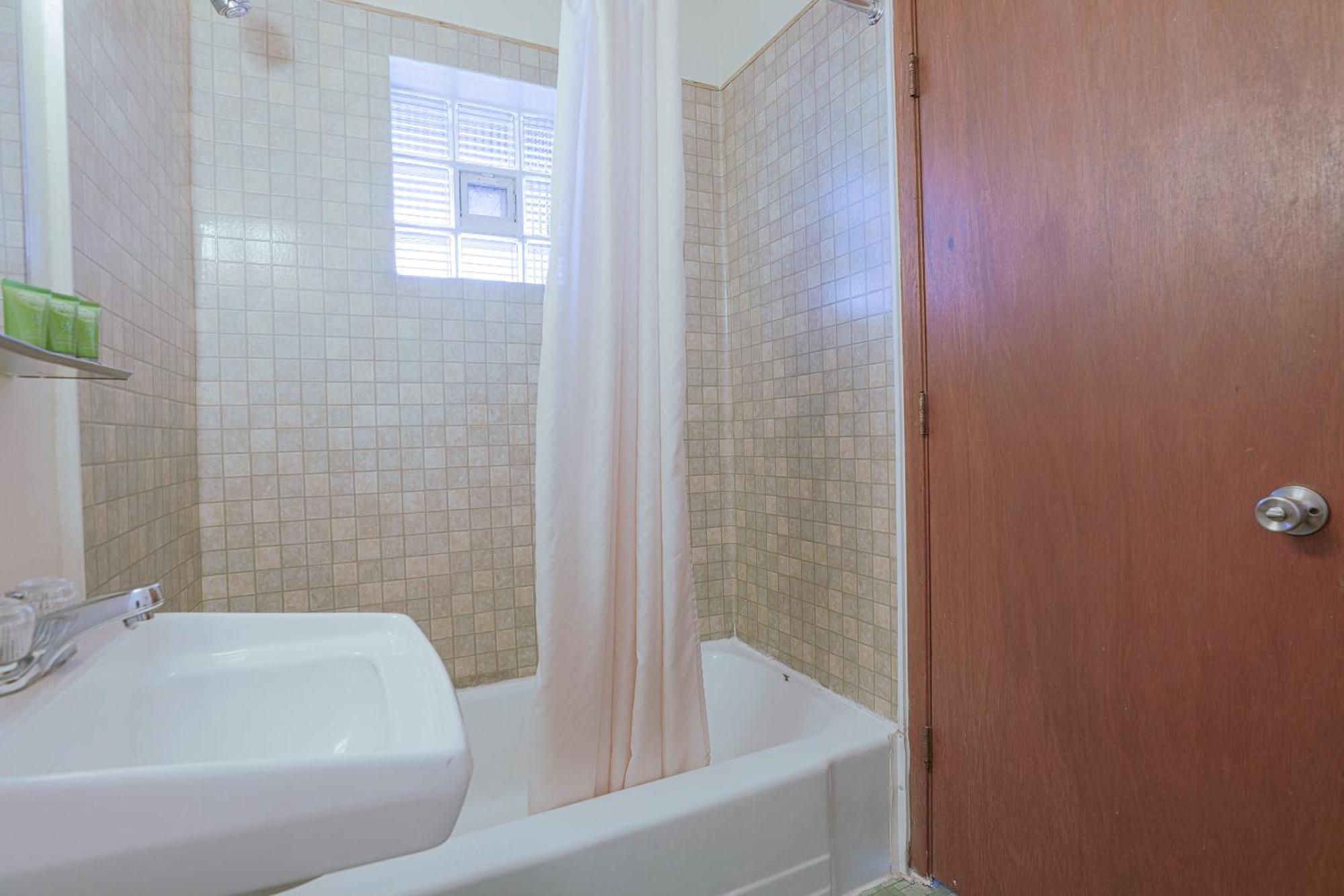 Love Hotels Silver Street By Oyo At Hurley Wi Esterno foto
