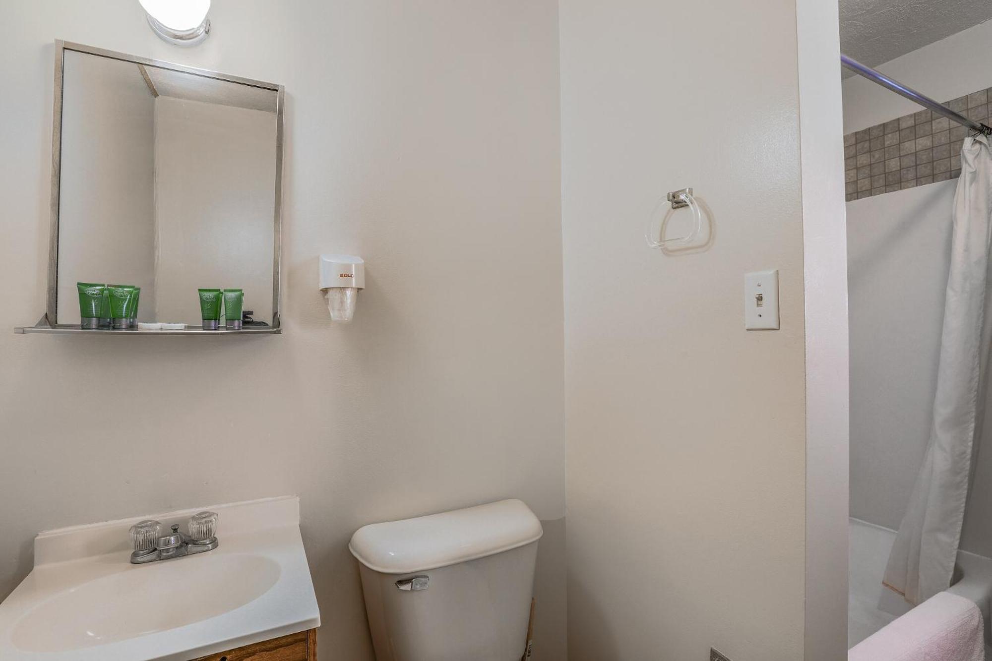 Love Hotels Silver Street By Oyo At Hurley Wi Esterno foto
