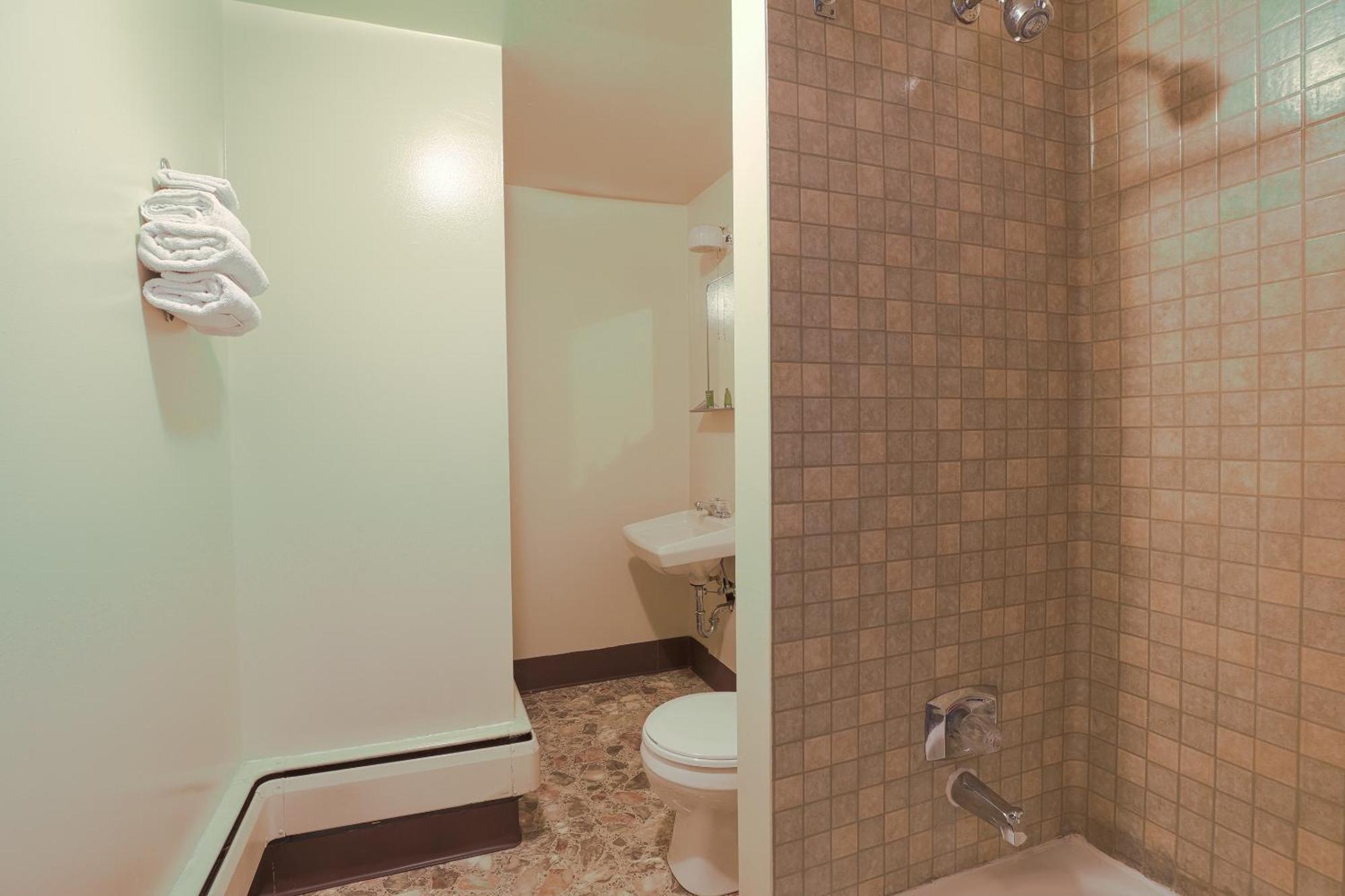 Love Hotels Silver Street By Oyo At Hurley Wi Esterno foto