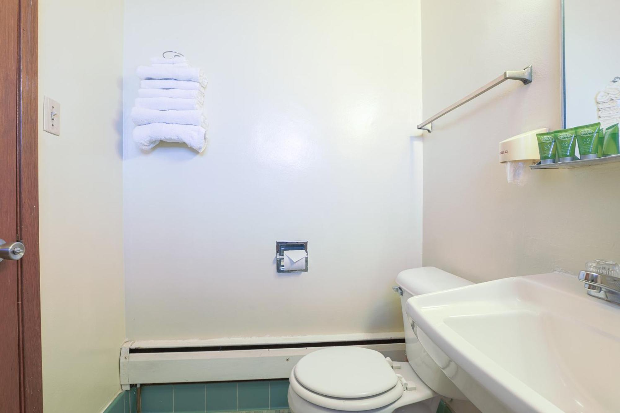 Love Hotels Silver Street By Oyo At Hurley Wi Esterno foto