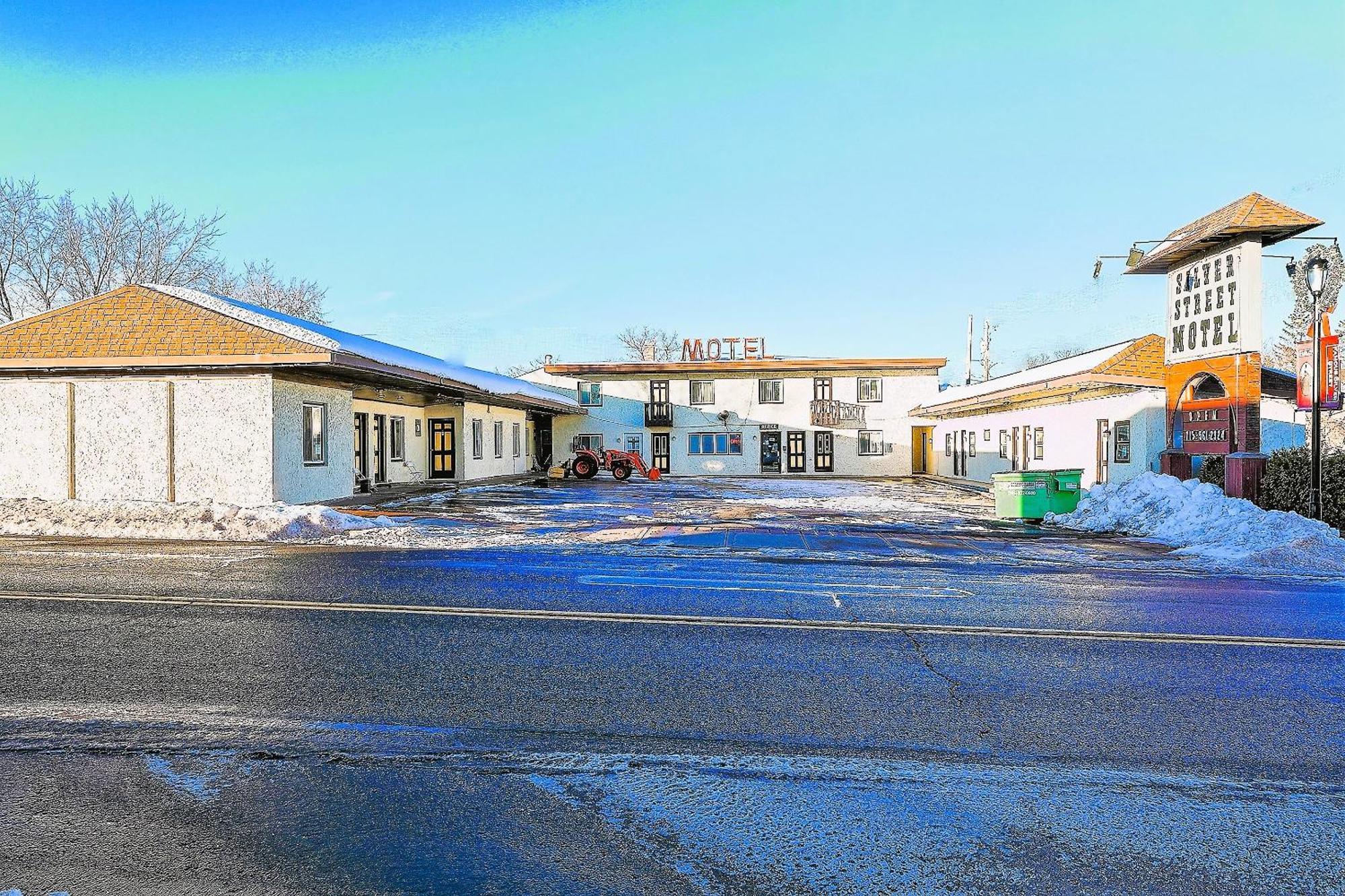 Love Hotels Silver Street By Oyo At Hurley Wi Esterno foto