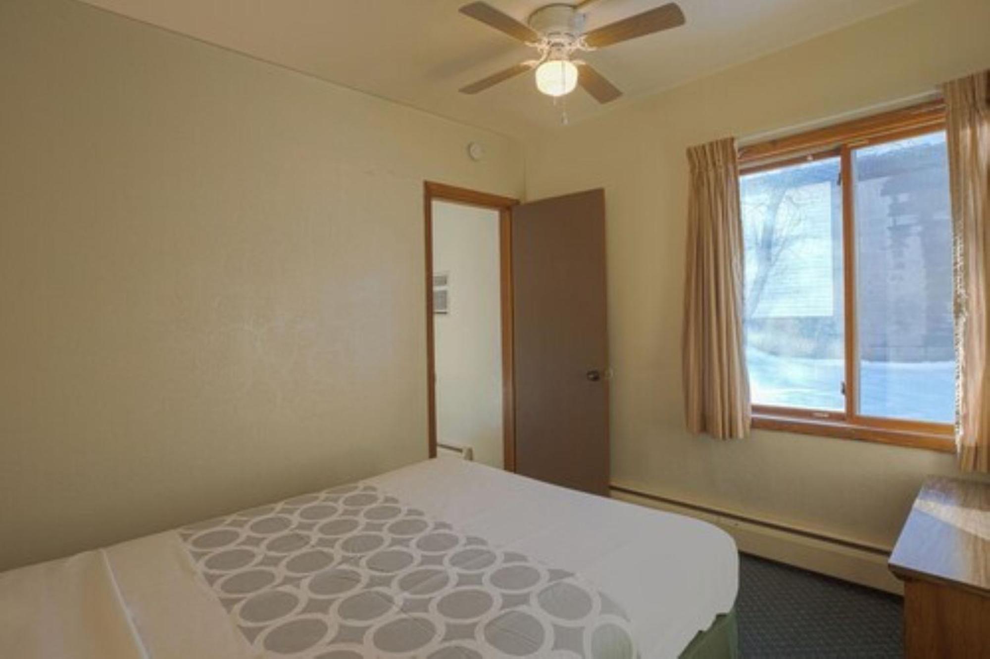 Love Hotels Silver Street By Oyo At Hurley Wi Esterno foto