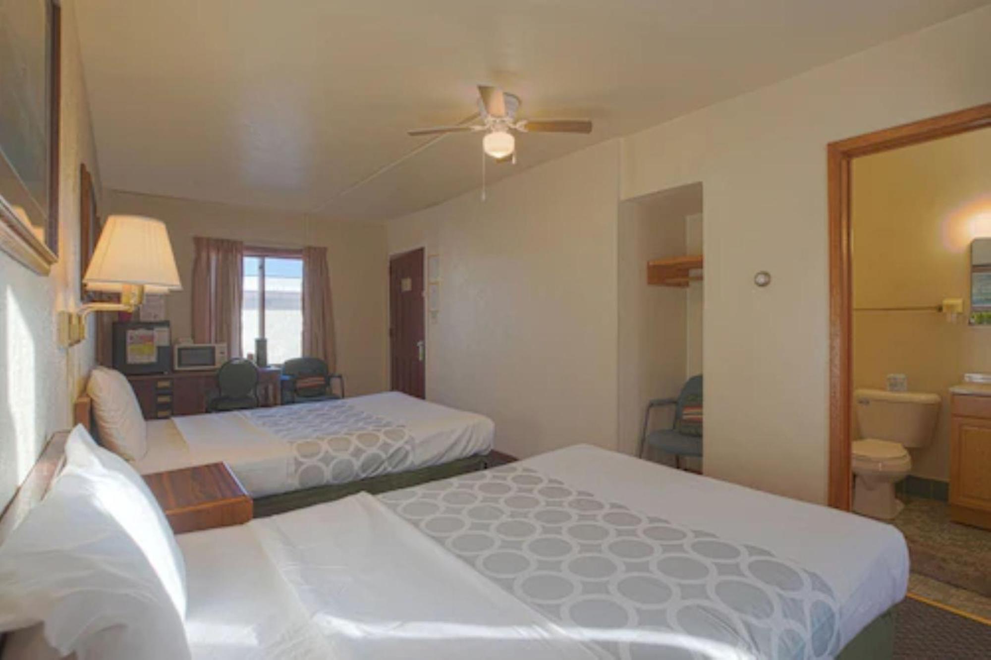 Love Hotels Silver Street By Oyo At Hurley Wi Esterno foto